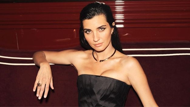 Tuba Büyüküstün Sultana Filminde Dansçı Meral Olmaya Hazırlanıyor!